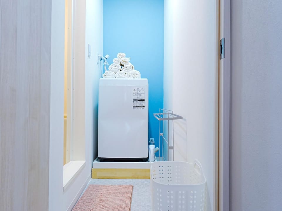 Shower, Bathroom, towels, washing machine