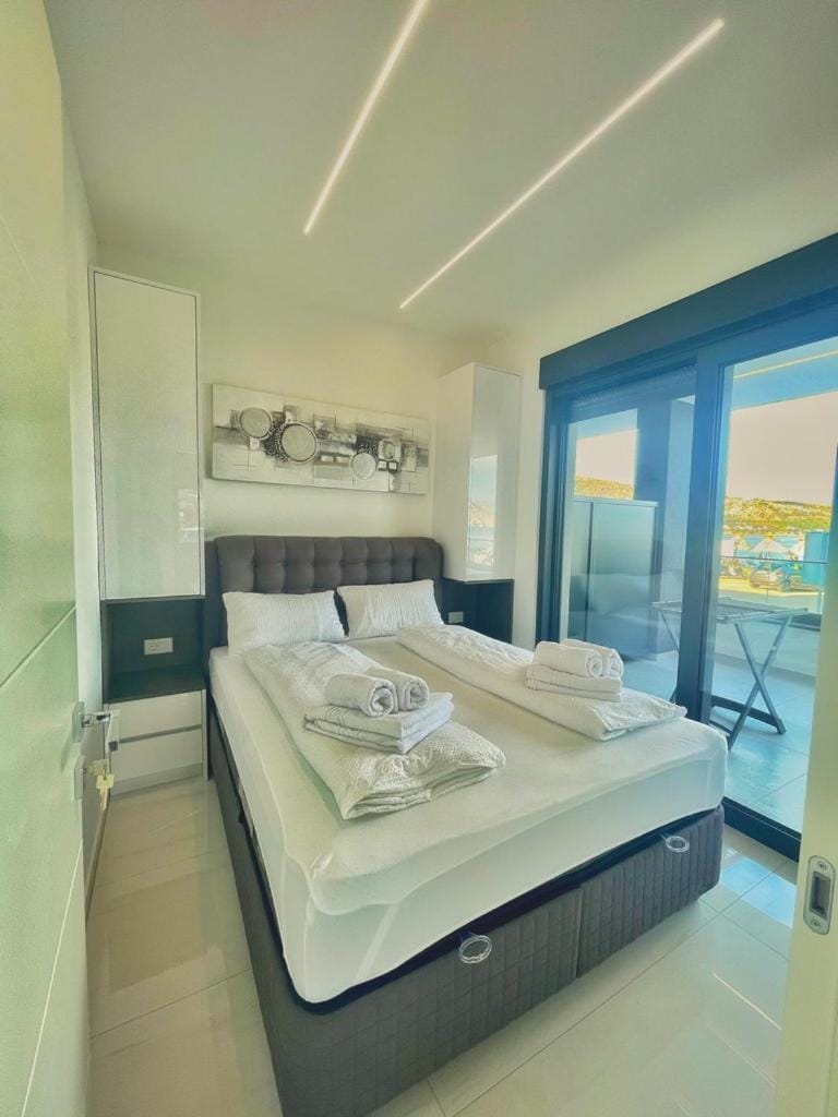 Bed, Photo of the whole room, Bedroom, towels