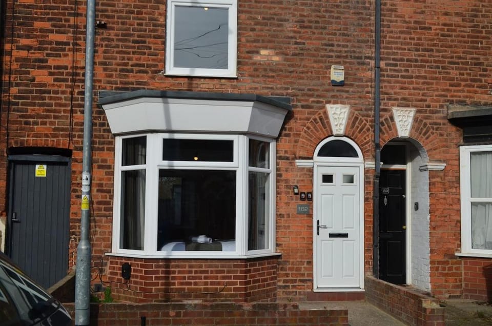 Spacious 4-Bedroom Home Near University of Hull House in Hull
