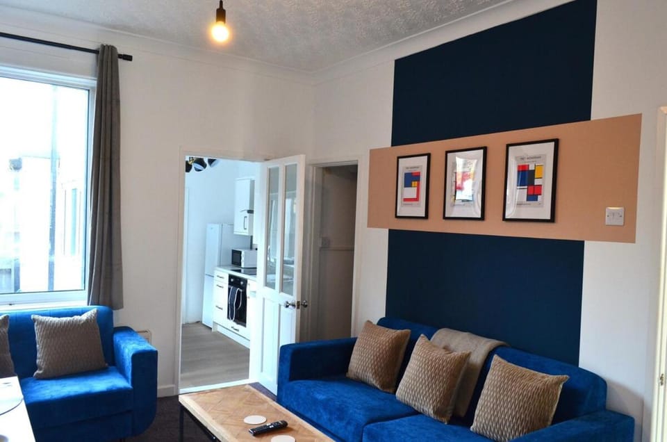 Spacious 4-Bedroom Home Near University of Hull House in Hull