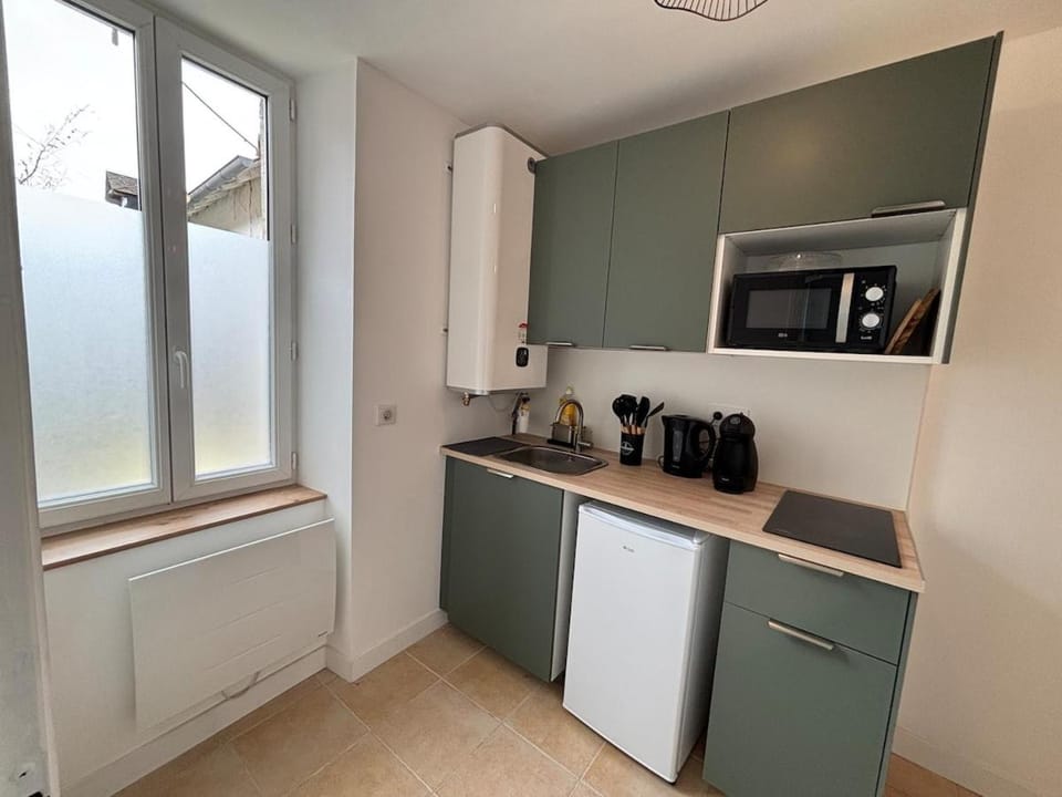 Coffee/tea facilities, Kitchen or kitchenette, oven, stove