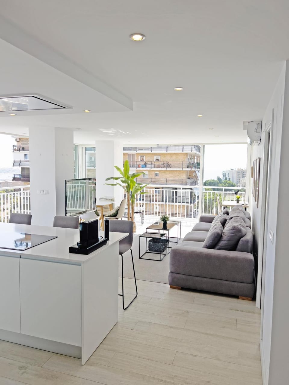 View (from property/room), Balcony/Terrace, Living room, Seating area, Dining area