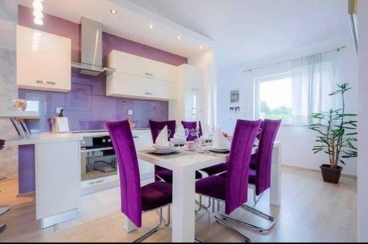 Stylish suburb apartment with private parking & wifi, between city centre and Brijuni pristine seaside Apartment in Pula