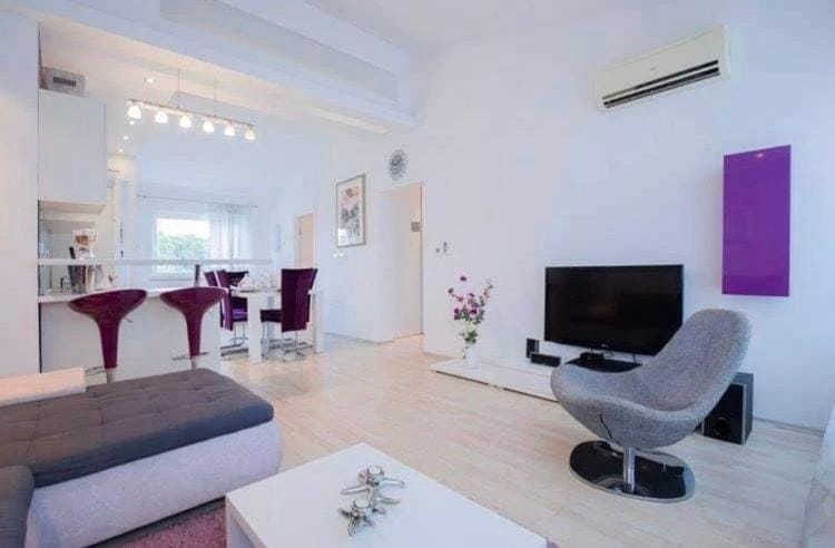 Stylish suburb apartment with private parking & wifi, between city centre and Brijuni pristine seaside Apartment in Pula