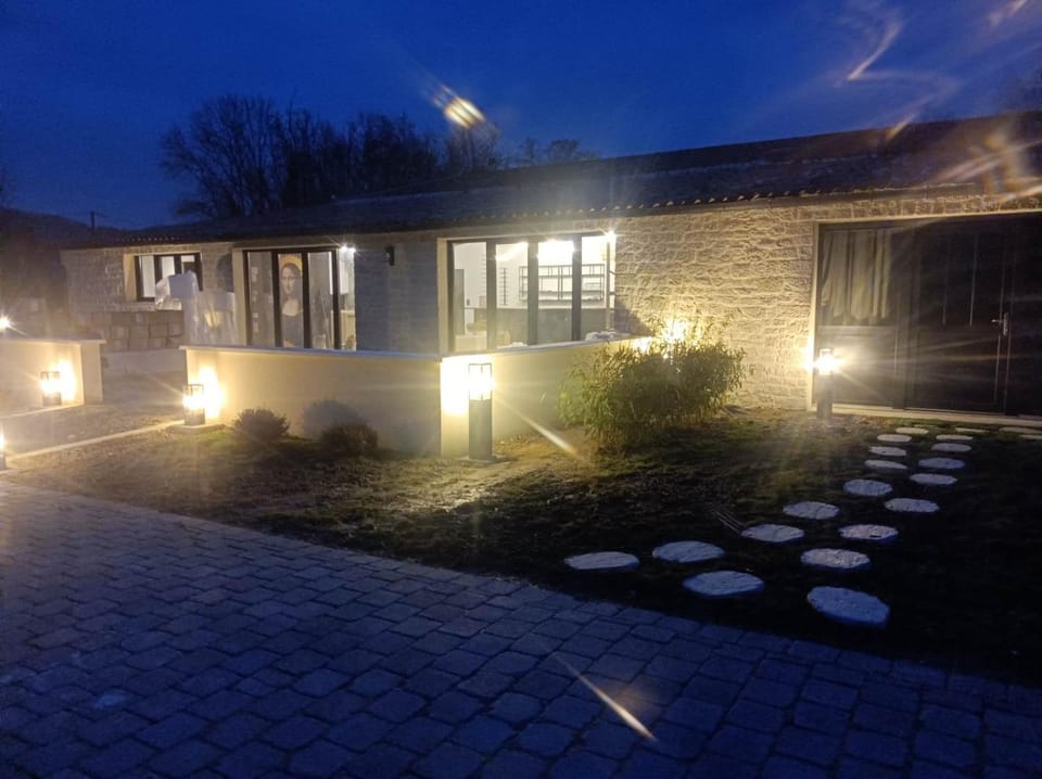 Champagne et Jacuzzi House in Grand Est
