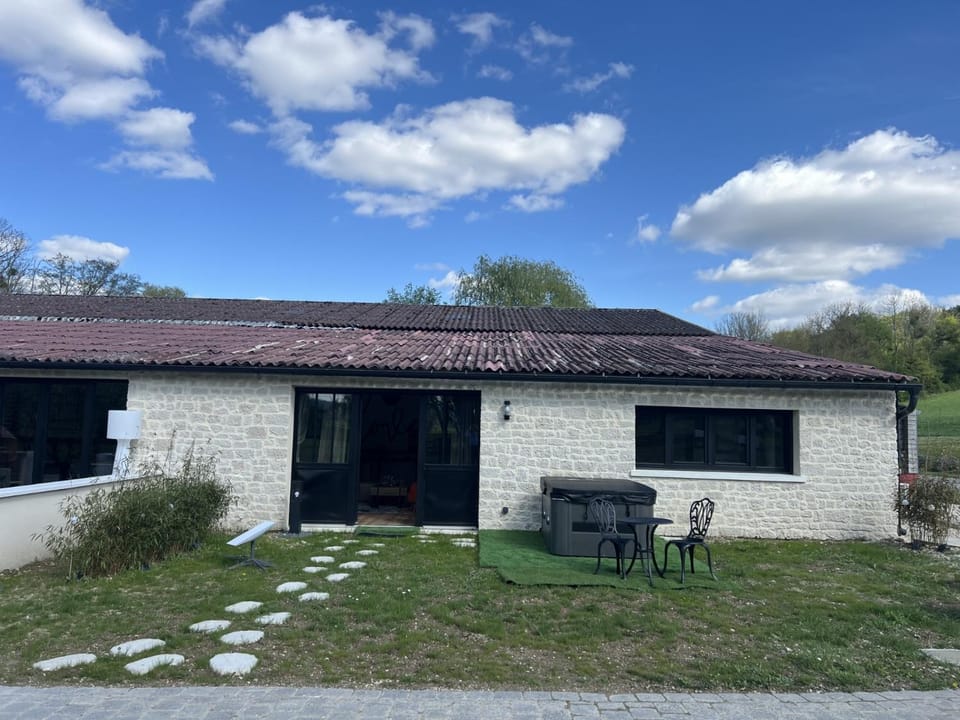 Champagne et Jacuzzi House in Grand Est