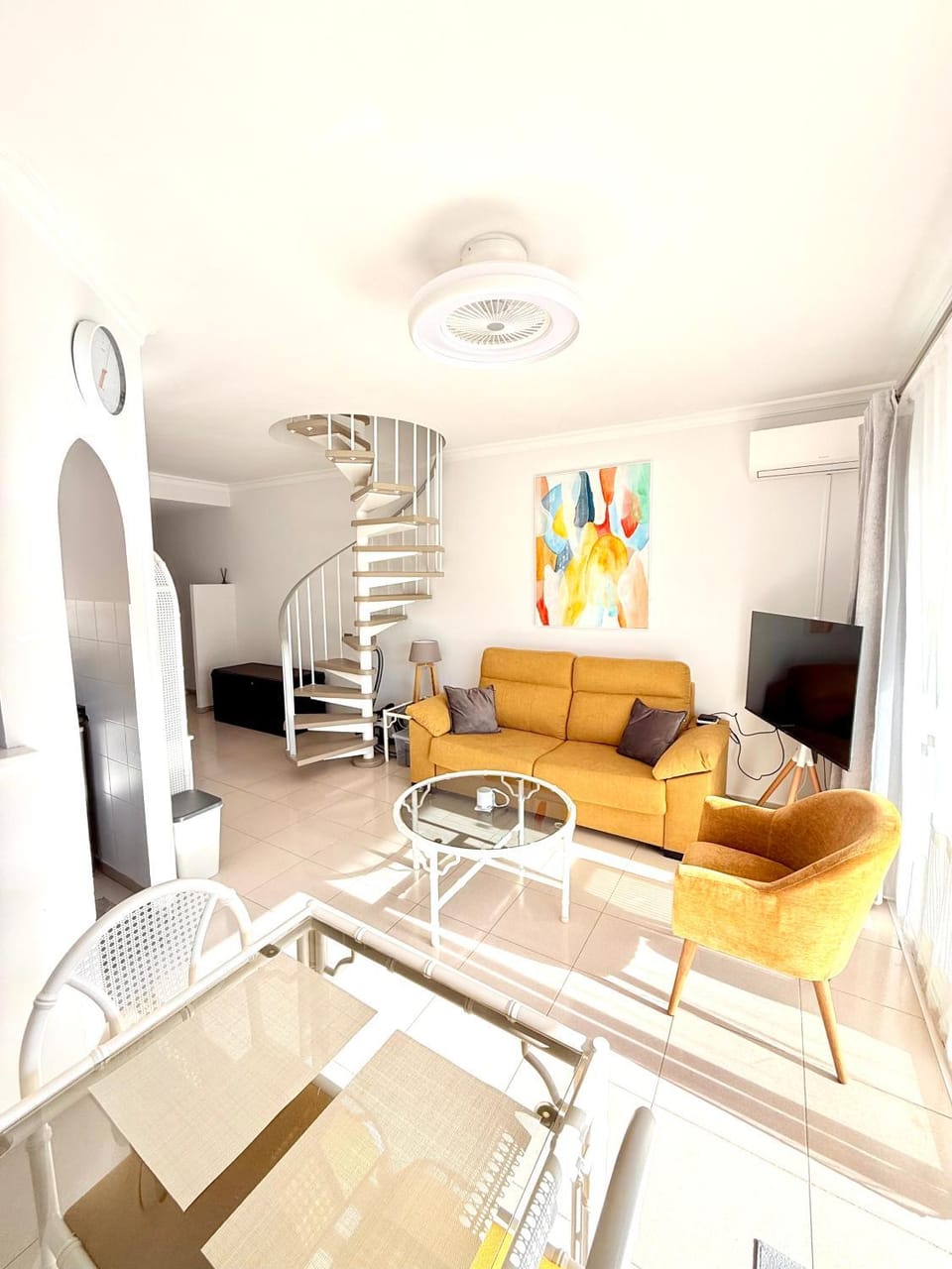 TV and multimedia, Living room, Seating area, Dining area, air conditioner