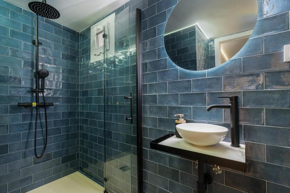 Buhaira suites, free parking and subway Apartment in Seville