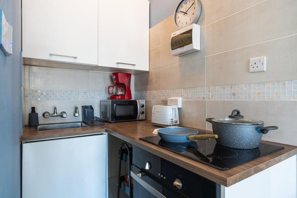 Coffee/tea facilities, Kitchen or kitchenette, microwave, minibar, stove, toaster