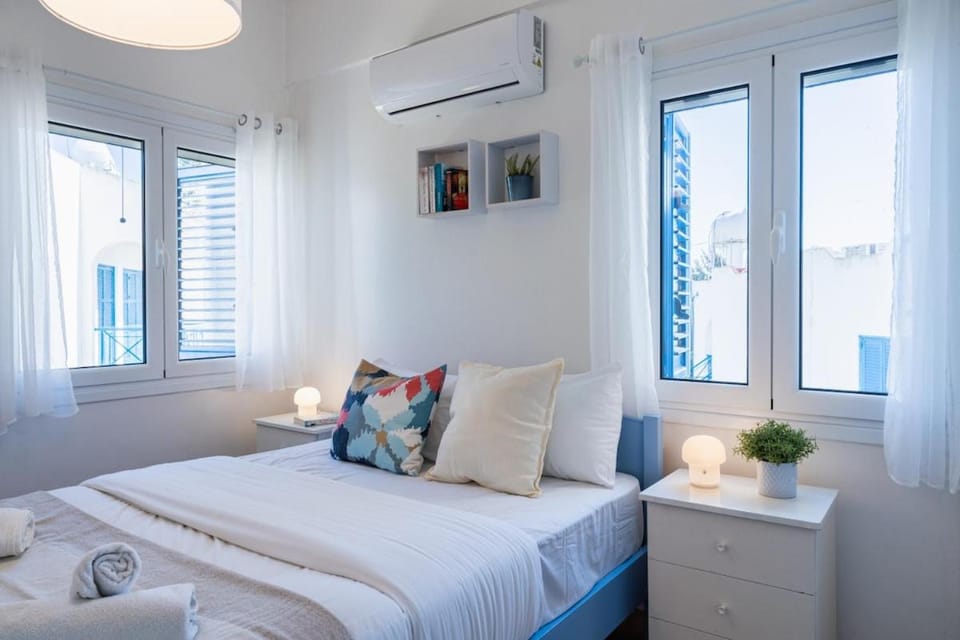 Bed, Photo of the whole room, Bedroom, hair dresser, air conditioner