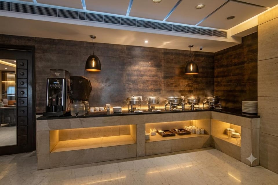 Restaurant/places to eat, Coffee/tea facilities, Kitchen or kitchenette, Food and drinks, Breakfast, Buffet breakfast