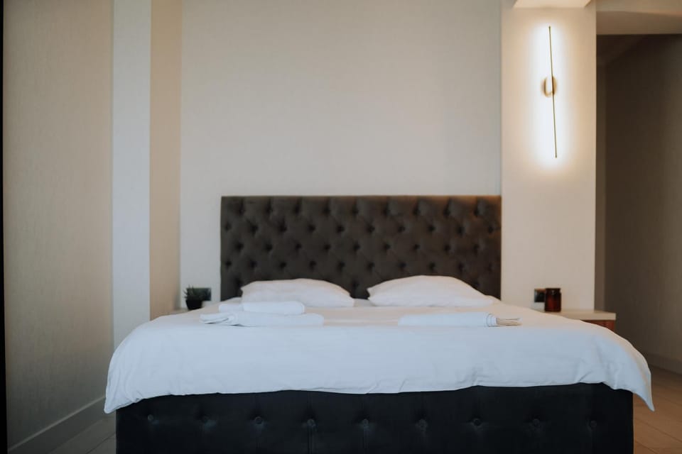 Bed, Bedroom, towels