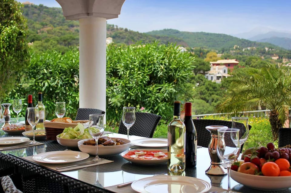 Day, Natural landscape, Food and drinks, Dining area, Food, Mountain view, Lunch, Dinner, Drinks, Alcoholic drinks