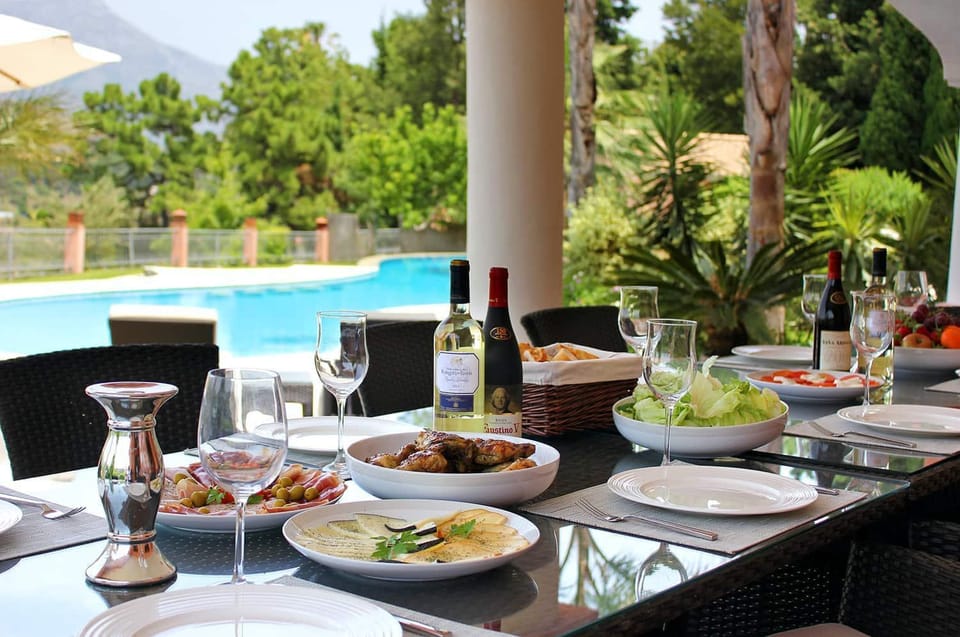 Patio, Day, Garden, Food and drinks, Dining area, Food, Garden view, Pool view, Swimming pool, Lunch, Dinner, Drinks, Alcoholic drinks