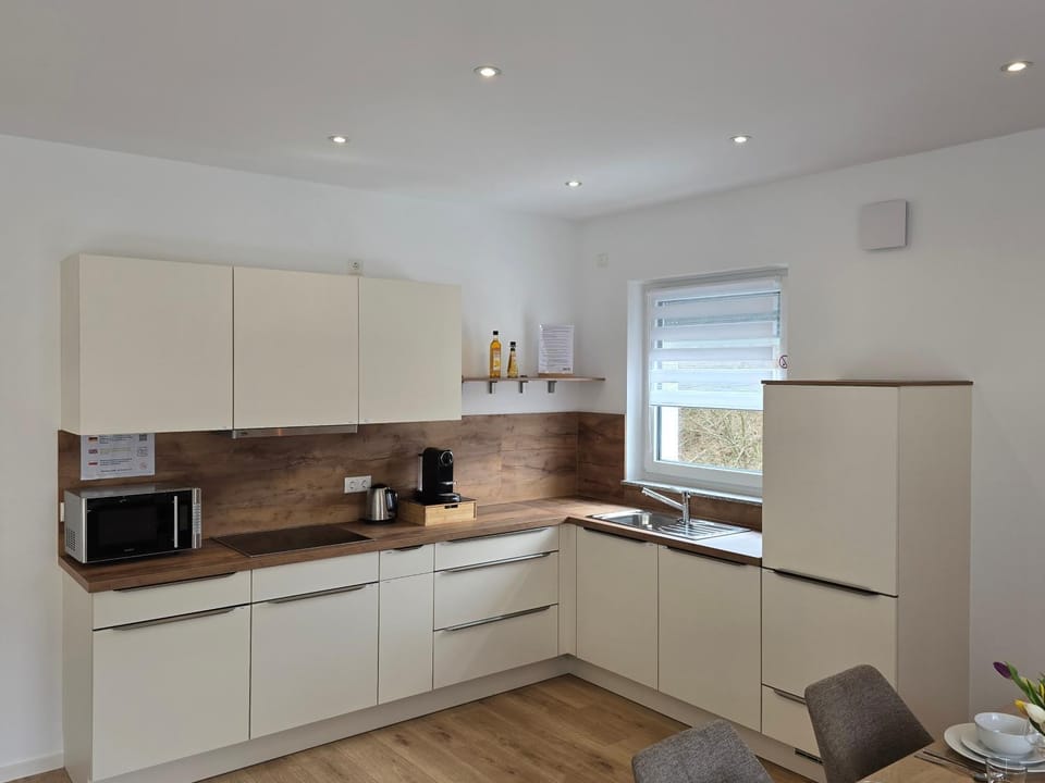 Coffee/tea facilities, Kitchen or kitchenette, dishwasher, stove, toaster