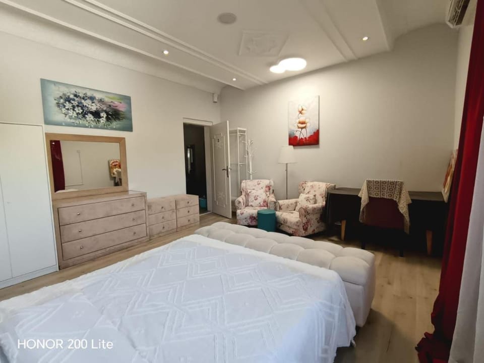 Cozy and Vibrant Room in villa Al Wasl #3 Bed and Breakfast in Dubai