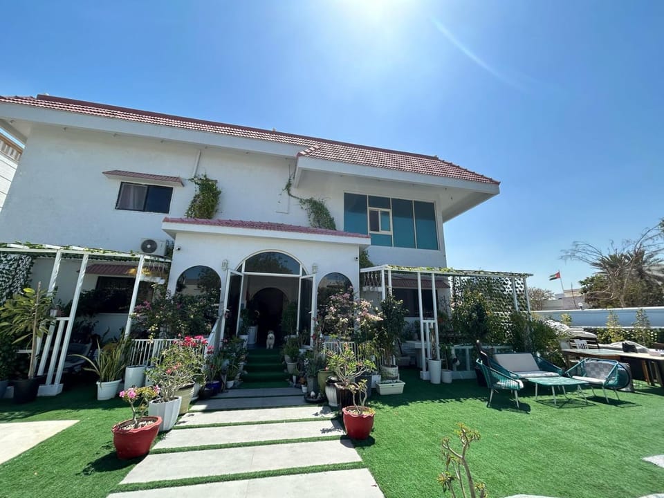 Cozy and Vibrant Room in villa Al Wasl #3 Bed and Breakfast in Dubai