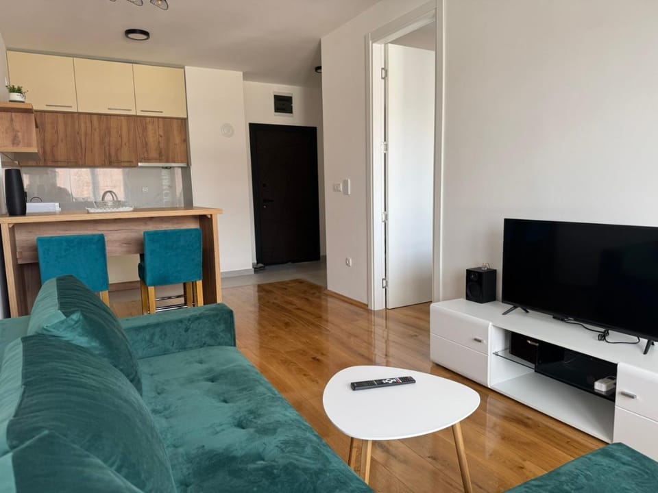 Communal lounge/ TV room, TV and multimedia, Living room, Seating area, Dining area