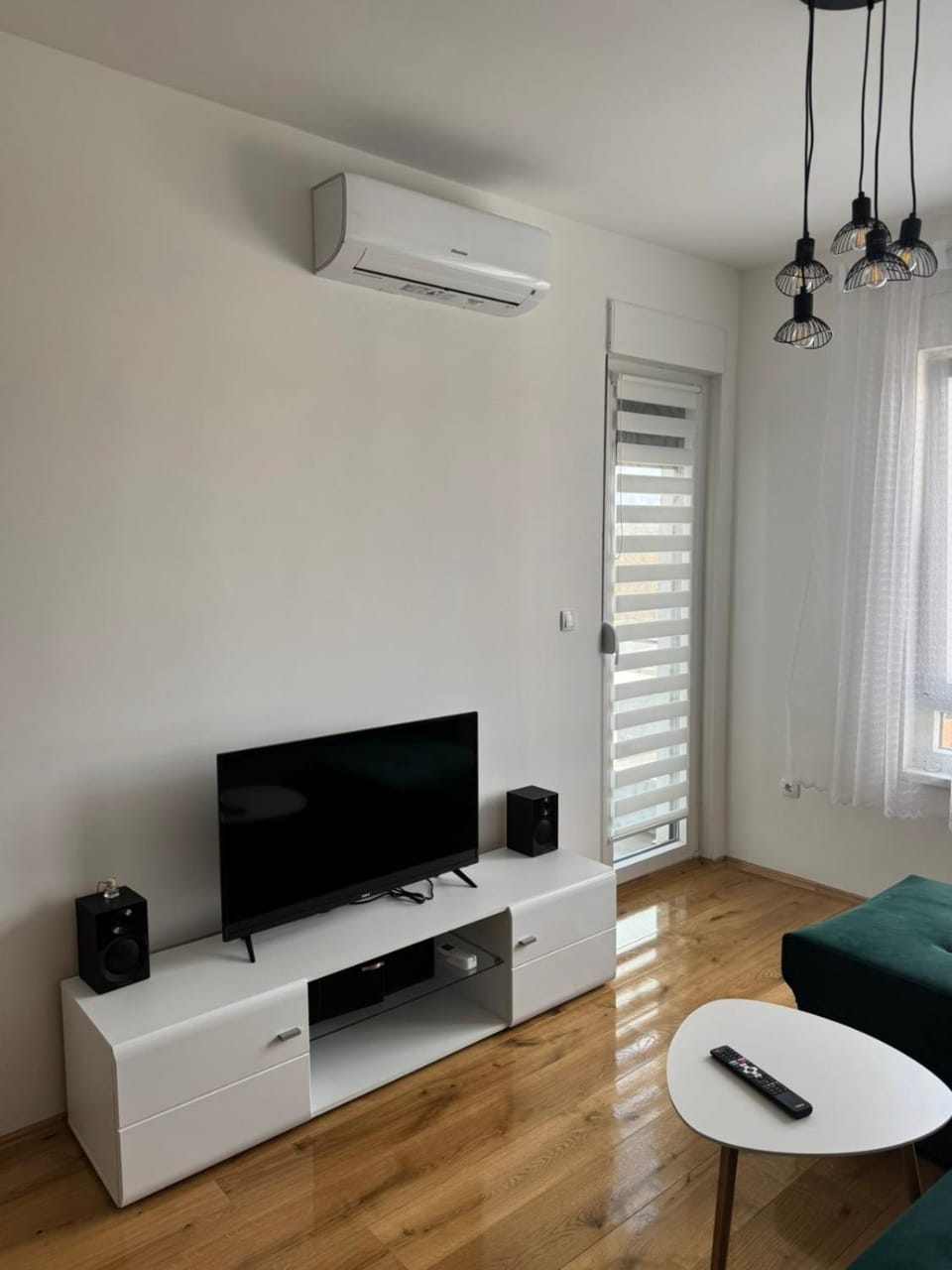 TV and multimedia, Living room, Seating area, air conditioner