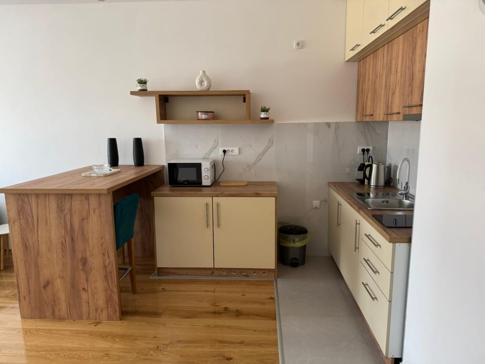 Coffee/tea facilities, Kitchen or kitchenette, stove