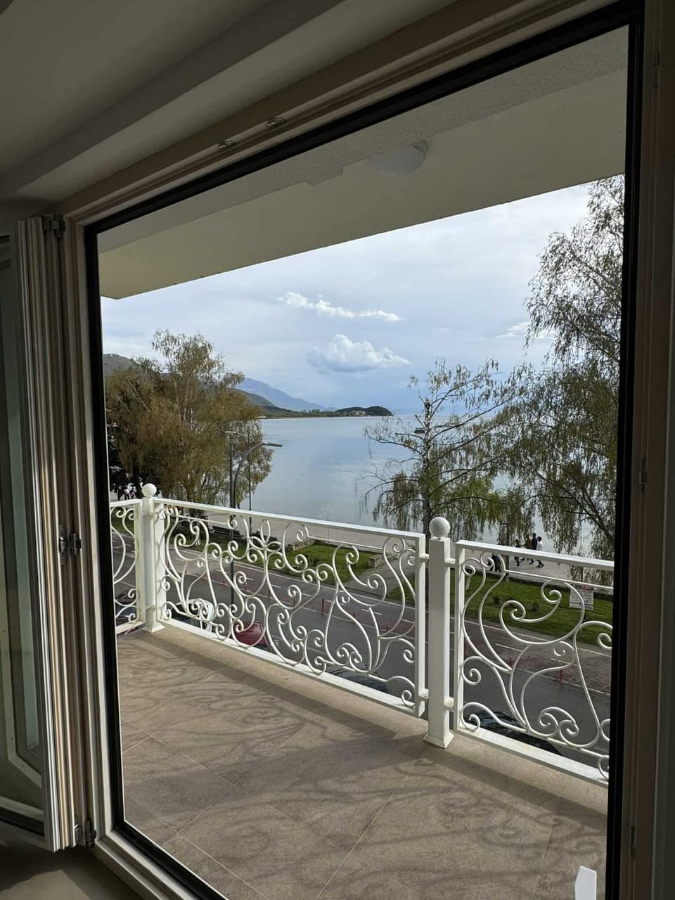 View (from property/room), Balcony/Terrace, Lake view, River view