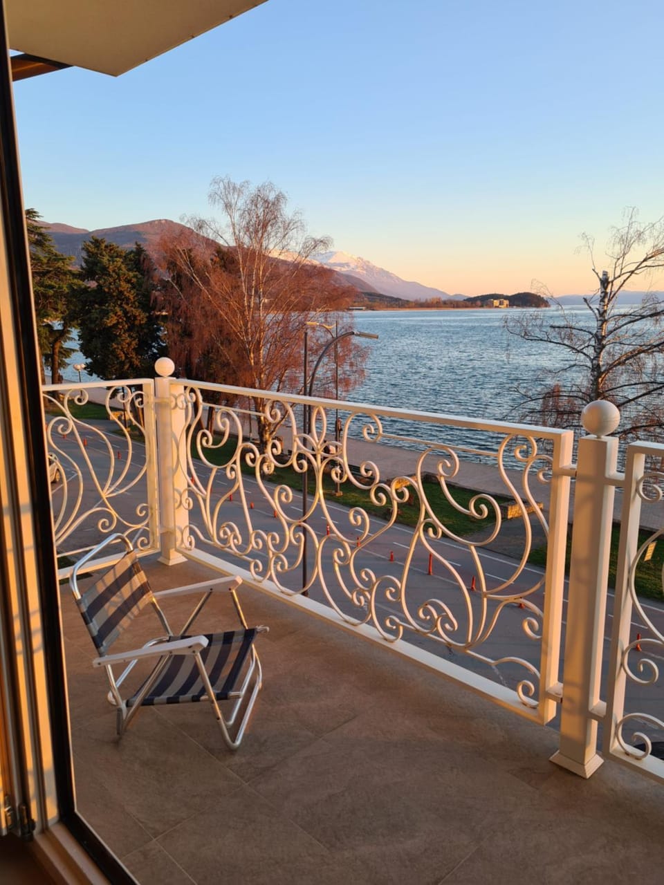 Property building, Day, Natural landscape, View (from property/room), Balcony/Terrace, City view, Garden view, Lake view, Mountain view