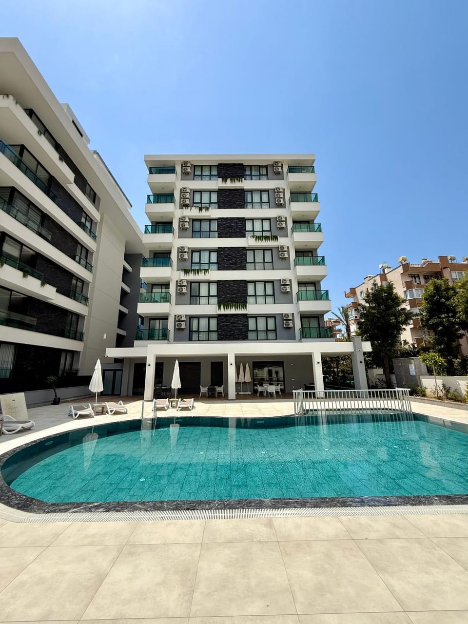 Property building, Day, Pool view, Swimming pool, sunbed