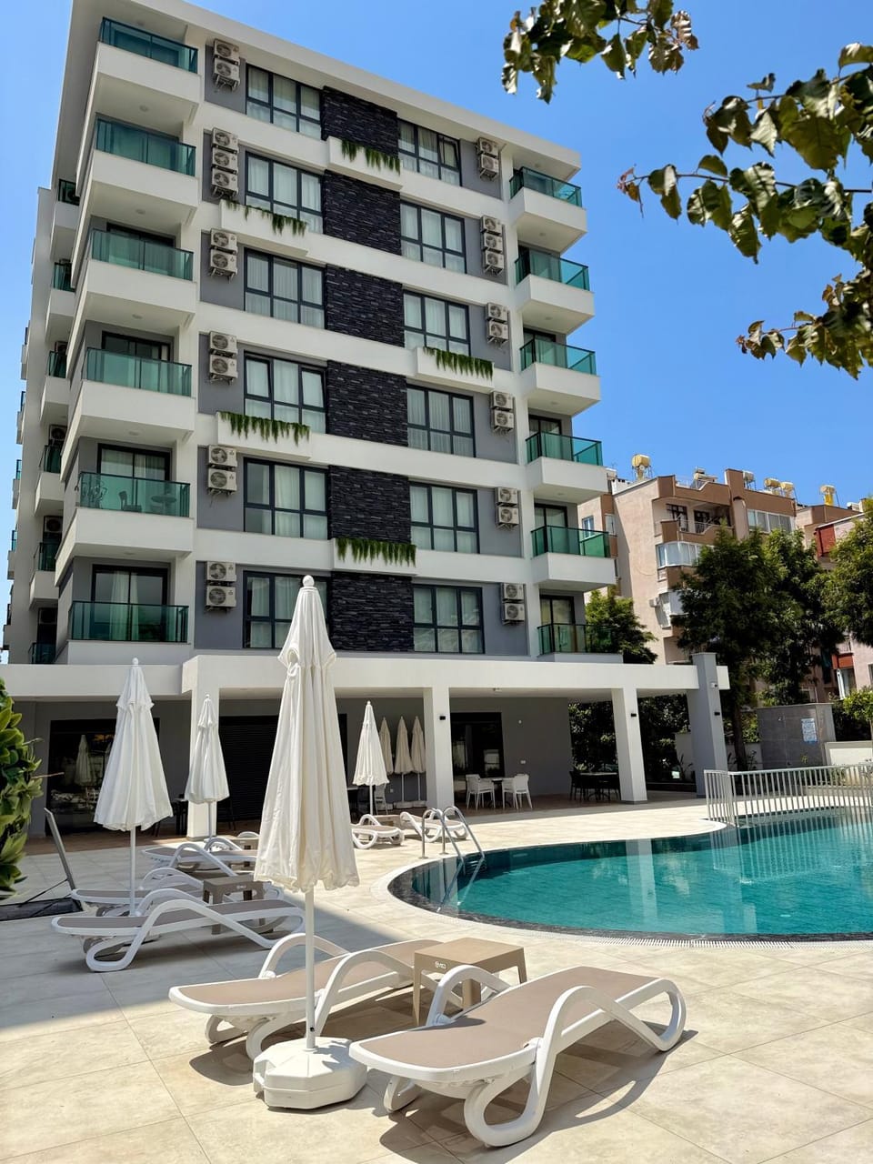 Property building, Swimming pool, sunbed