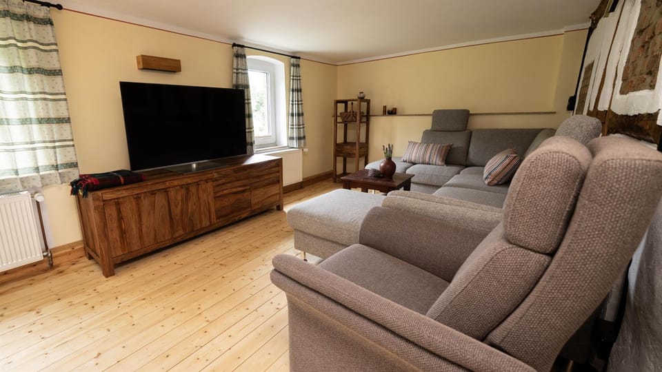 Living room, Seating area, Evening entertainment