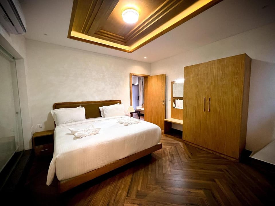 Bed, Photo of the whole room, wardrobe