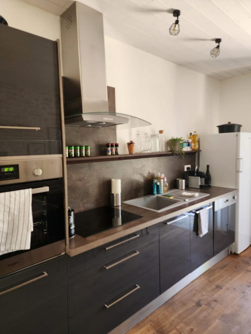 Coffee/tea facilities, dishwasher, oven, stove