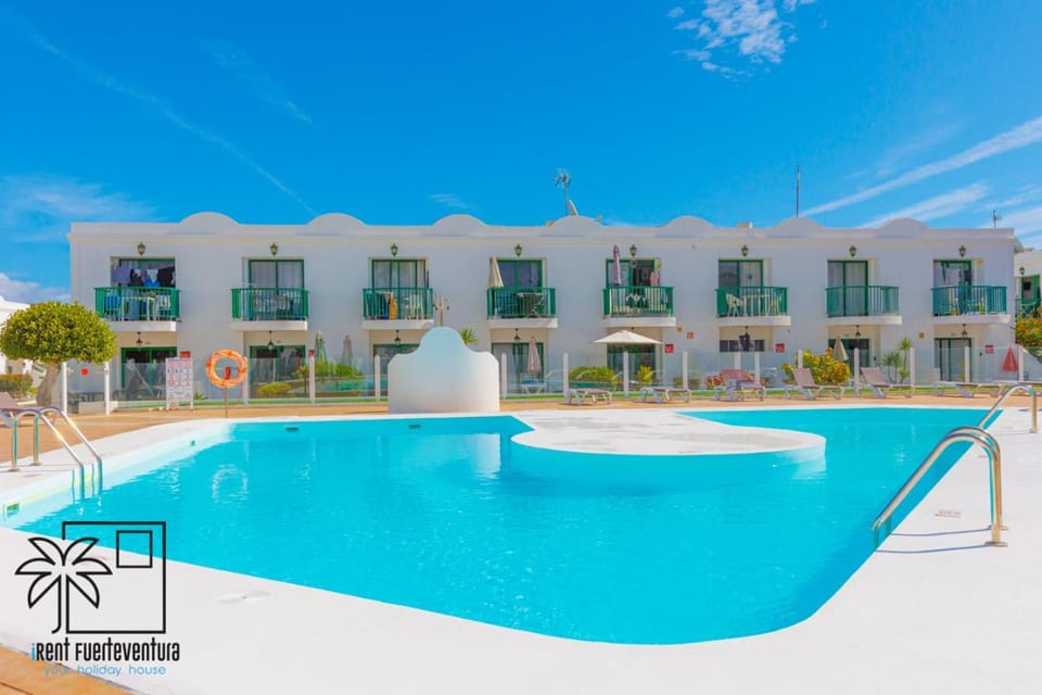Pool view, Swimming pool, sunbed