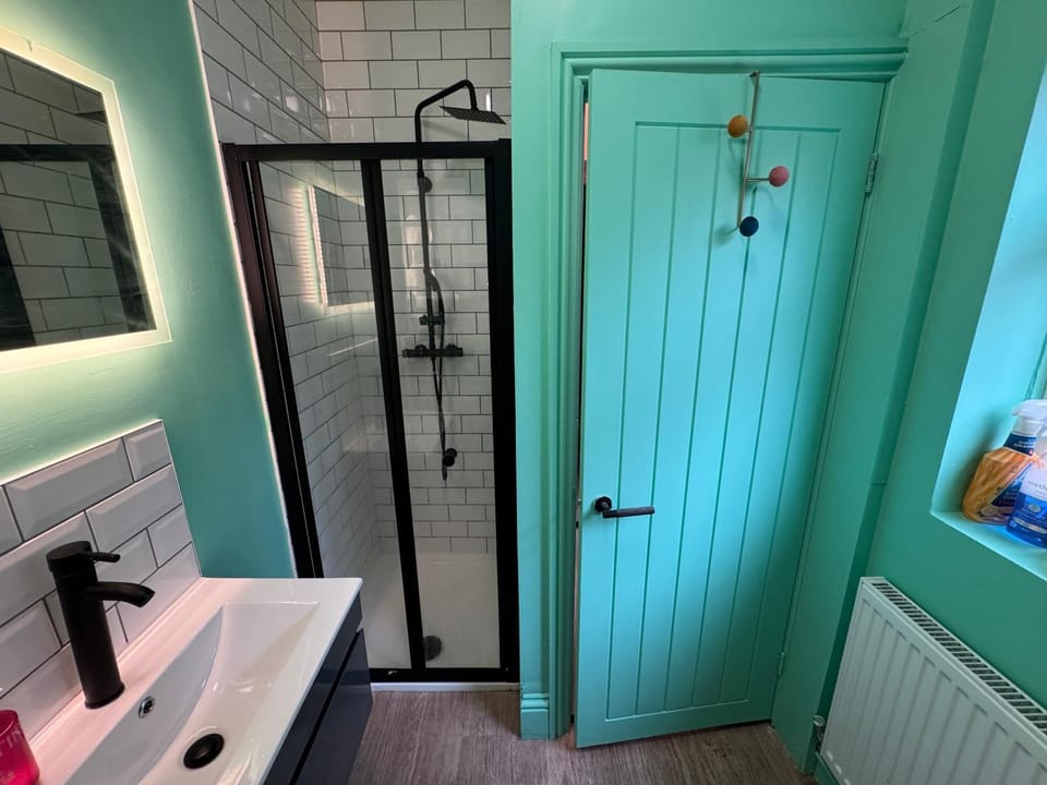 Altrincham House - 2BR - Sleeps 6 - WiFi - Parking Apartment in England