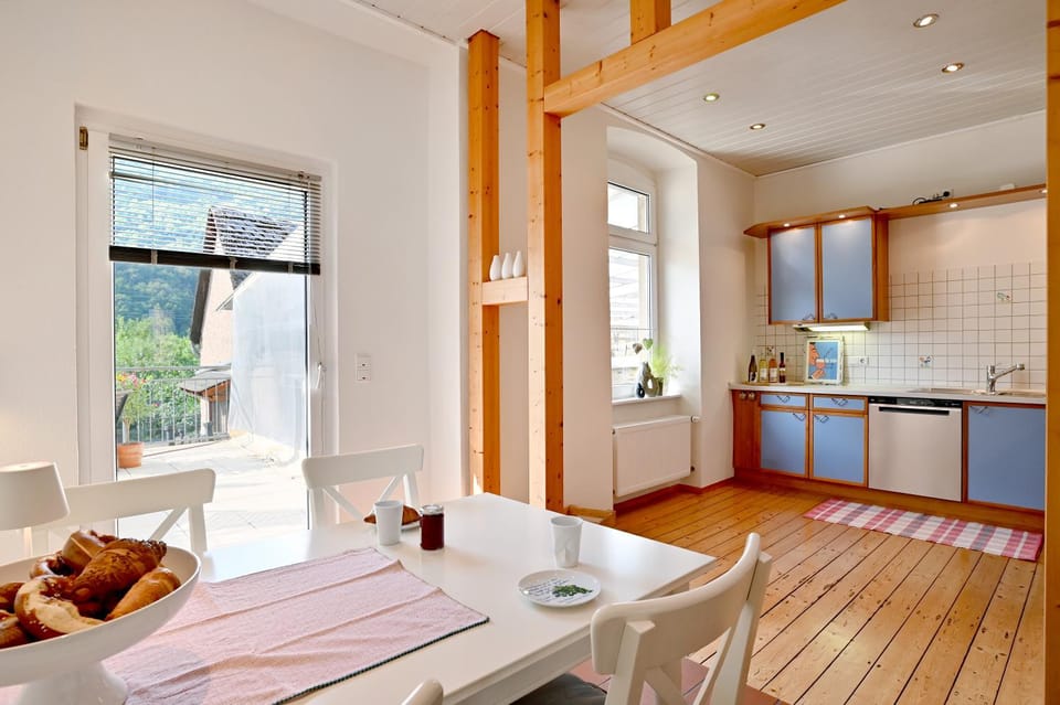 Kitchen or kitchenette, Dining area