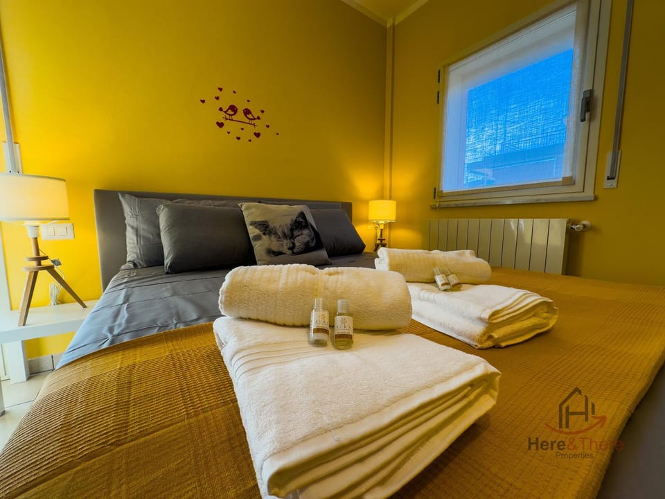 Bed, TV and multimedia, Photo of the whole room, towels