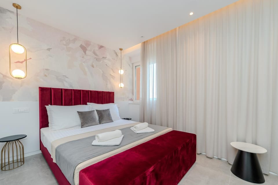 Bed, Photo of the whole room, Bedroom, towels