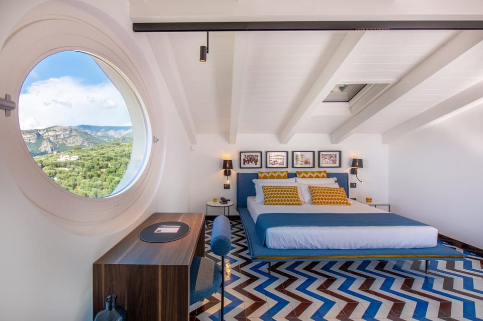 Bed, Natural landscape, Photo of the whole room, Bedroom, Mountain view