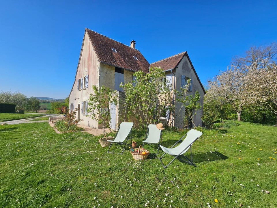 Property building, Spring, Day, Natural landscape, Garden, Garden view, sunbed