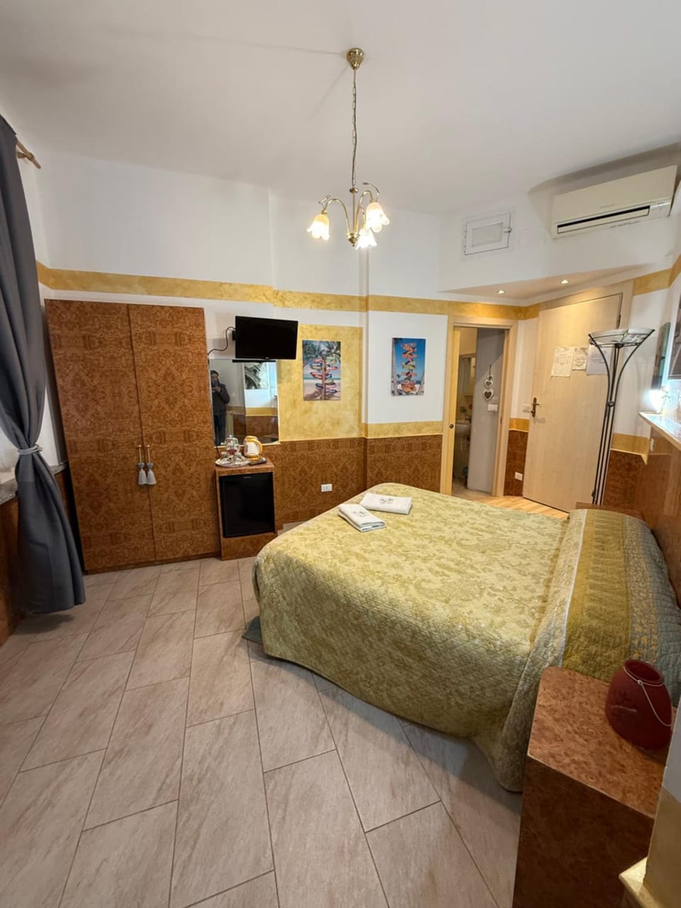 Bed, TV and multimedia, Photo of the whole room, Bedroom, wardrobe, air conditioner