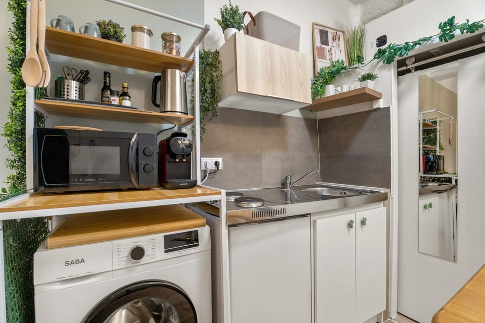 Kitchen or kitchenette, stove, washing machine