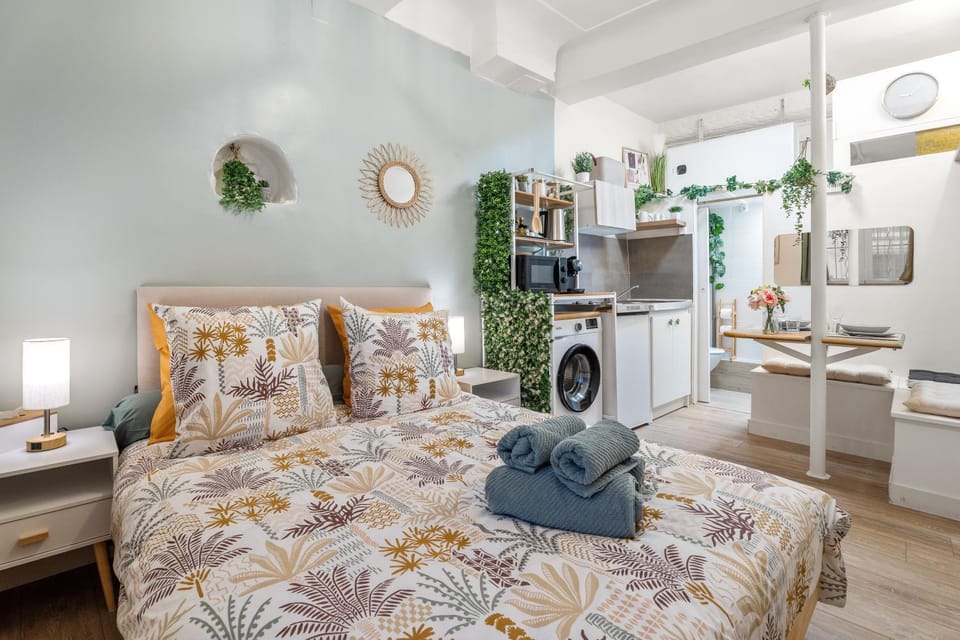 Bed, Bedroom, towels