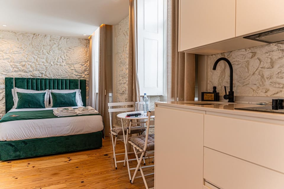 Bed, Coffee/tea facilities, Kitchen or kitchenette, Photo of the whole room, Seating area, Dining area, Bedroom, minibar
