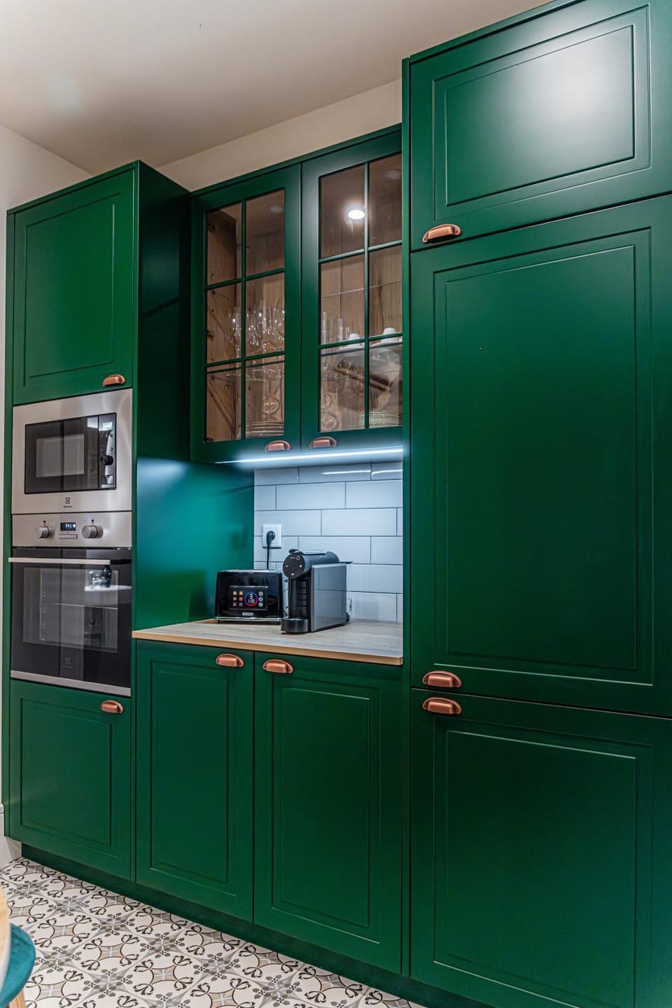 Kitchen or kitchenette, Communal kitchen, dishwasher, oven, stove, toaster