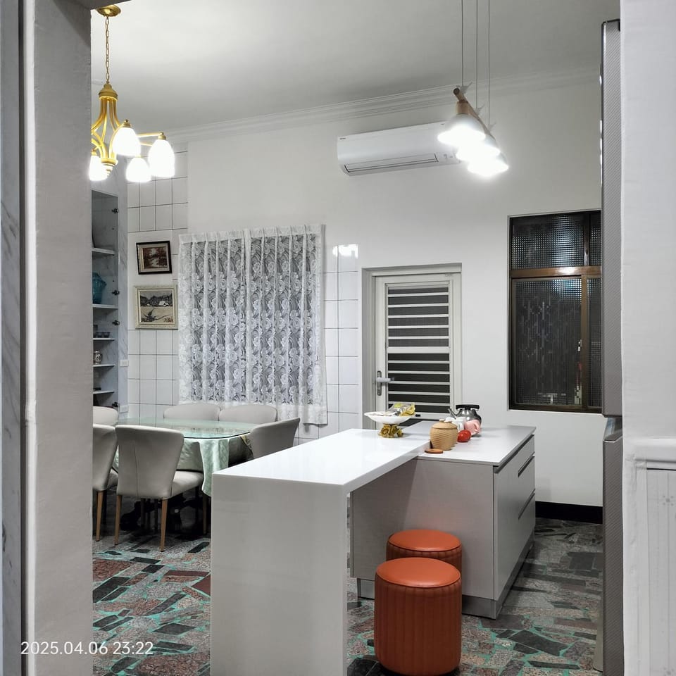 Restaurant/places to eat, Kitchen or kitchenette