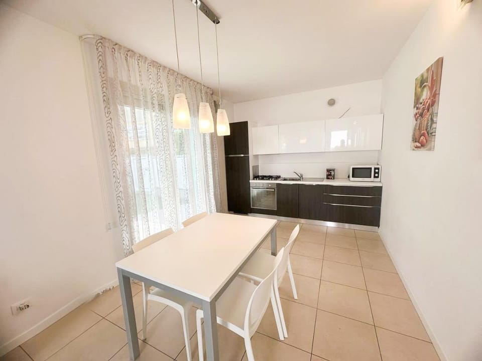 Kitchen or kitchenette, Dining area, oven, pet friendly, stove