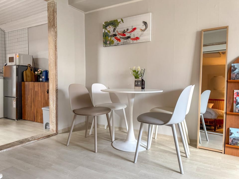 Living room, Seating area, Dining area