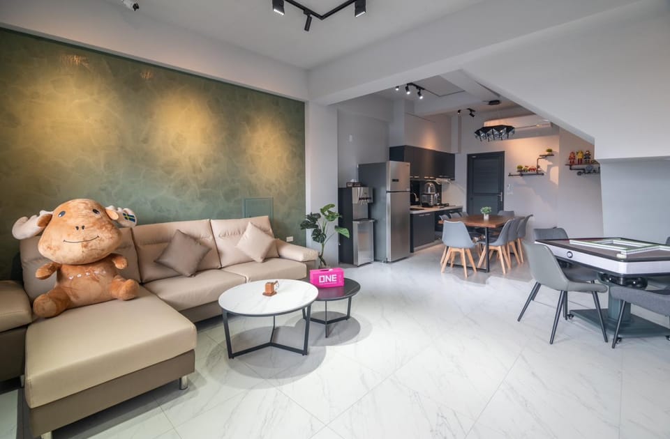 Kitchen or kitchenette, Living room, Seating area, Dining area, pet friendly