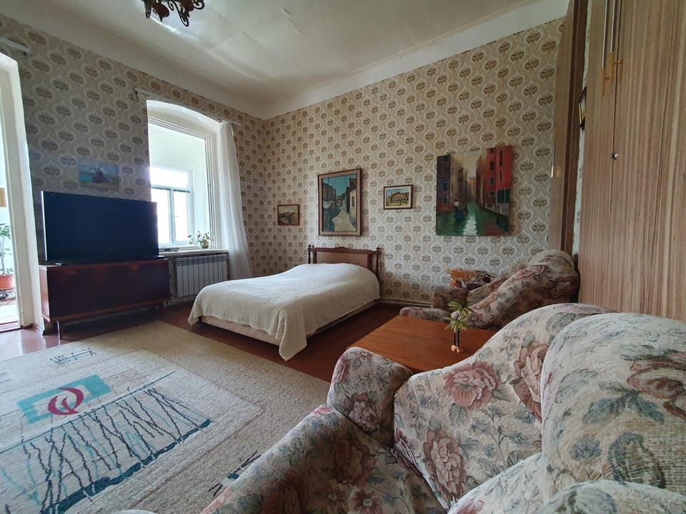 Bed, Seating area, Bedroom