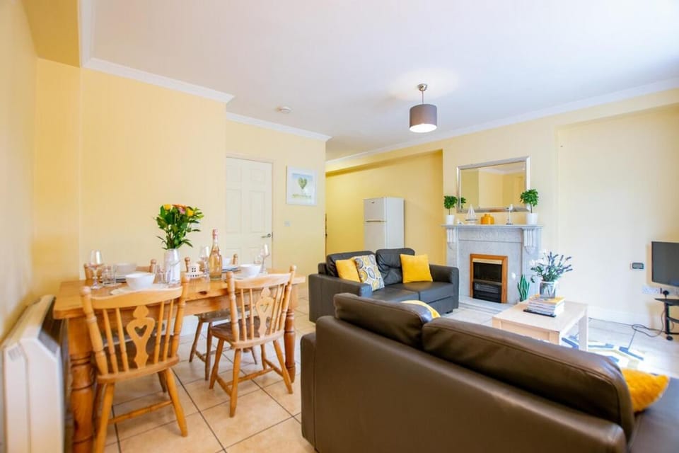 TV and multimedia, Living room, Seating area, Dining area