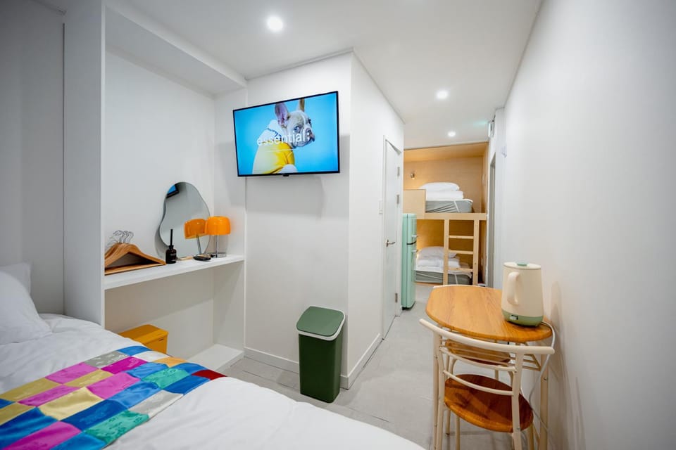 Bed, TV and multimedia, Bedroom
